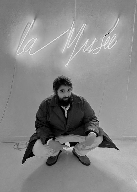 Azad Asifovich in front of Anne Deguelle's LA MUSEE, photo by  nathaliebouti