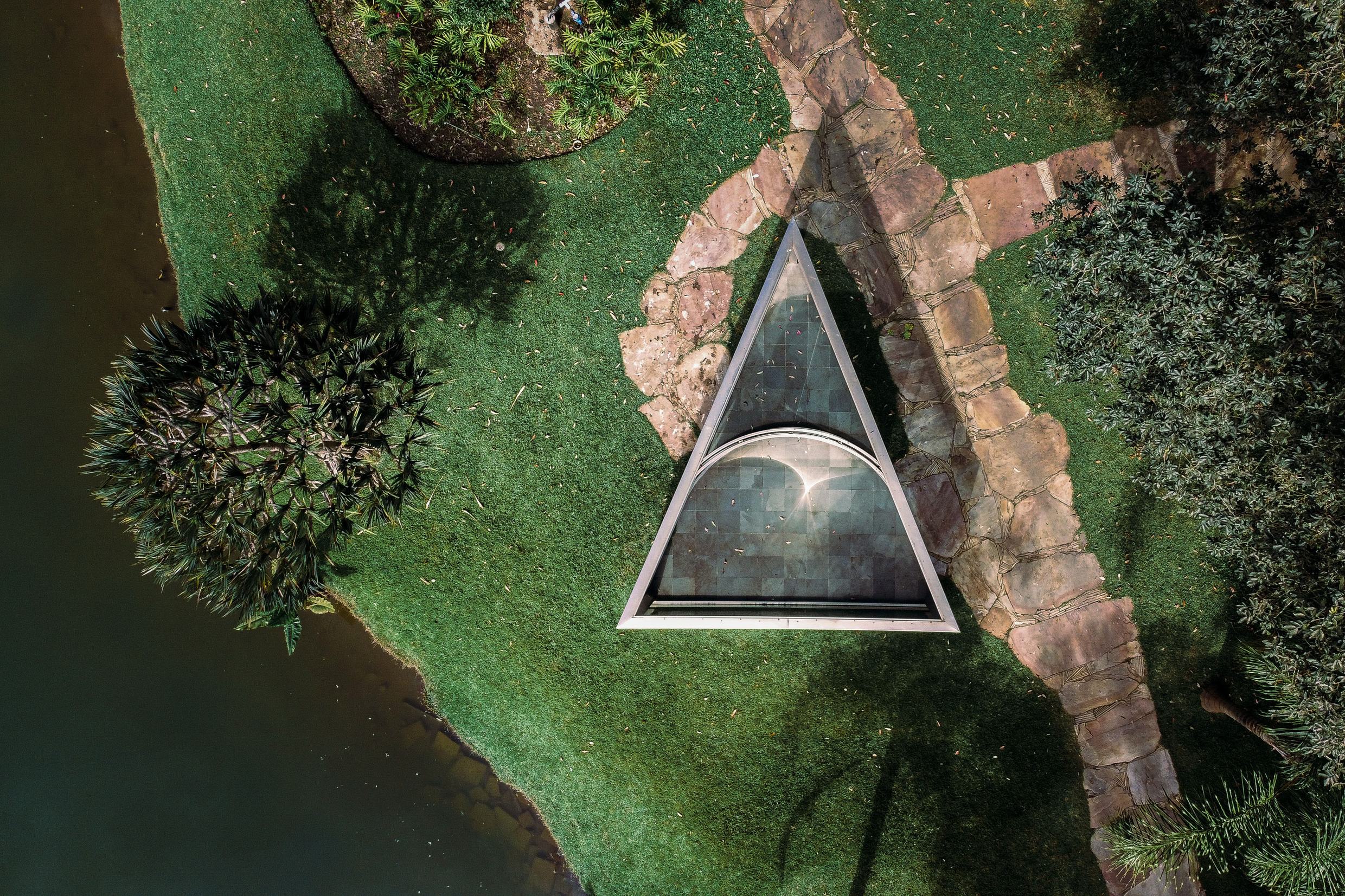 Dan Graham, Bisected triangle, Interior curve, 2002, [vista aérea].  Foto: Brendon Campos