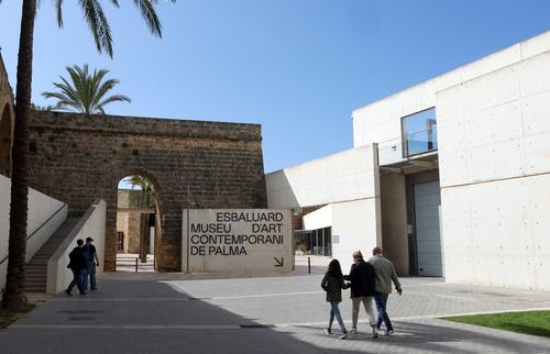 Entrada Museu gent baixa.jpg