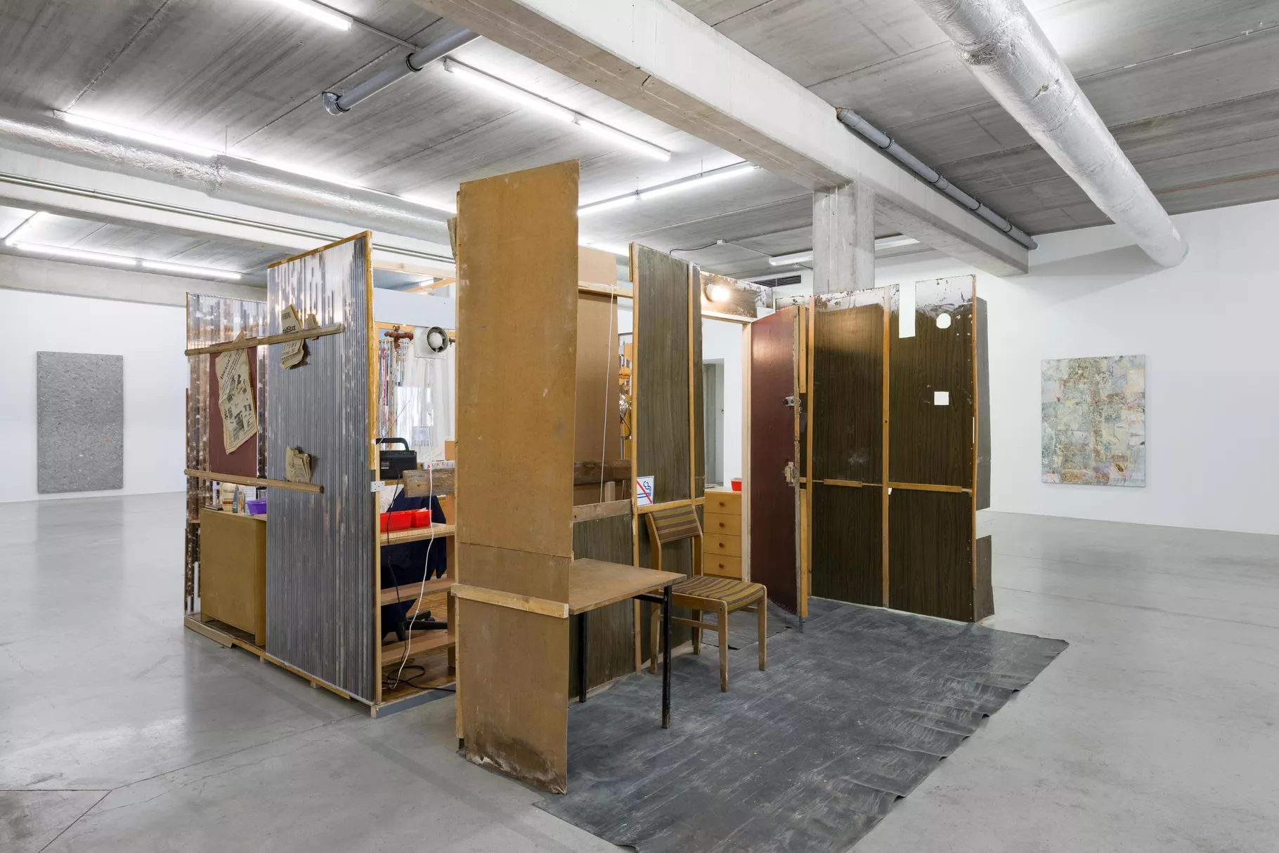 Marcin Dudek, installation view of “Akumulatory” at the IKOB Museum of Contemporary Art, 2023. © IKOB–Museum für Zeitgenössische Kunst. Photo by Lola Pertsowsky. Courtesy of Harlan Levey Projects.